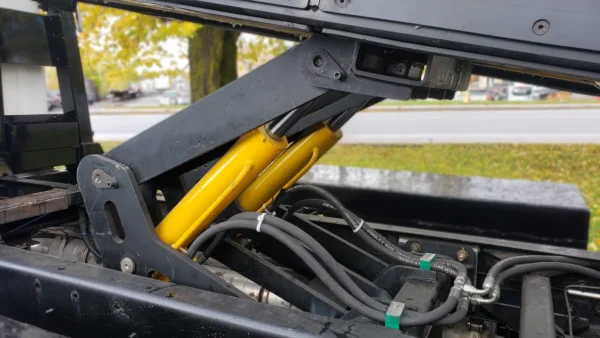Metro FB-10 flatbed carrier hydraulic lift and cylinder assembly close-up