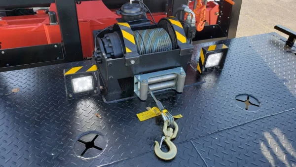 Metro FB-15 hydraulic deck winch with steel cable and towing hook close-up