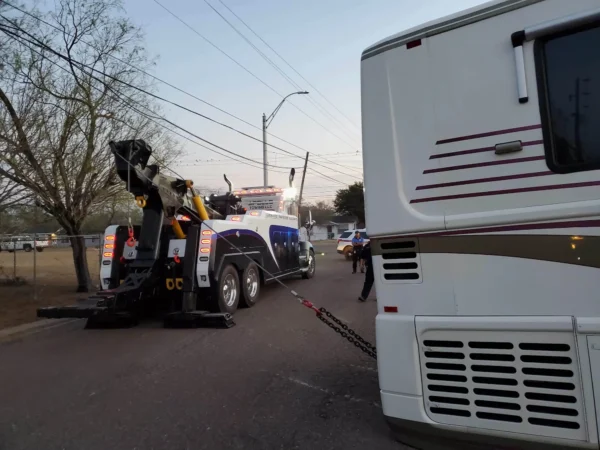 INT-35 integrated wrecker towing a large motorhome using winch cables