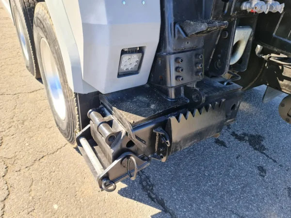 Tow fork attachment and underlift receiver head mounted on INT-35 heavy-duty wrecker