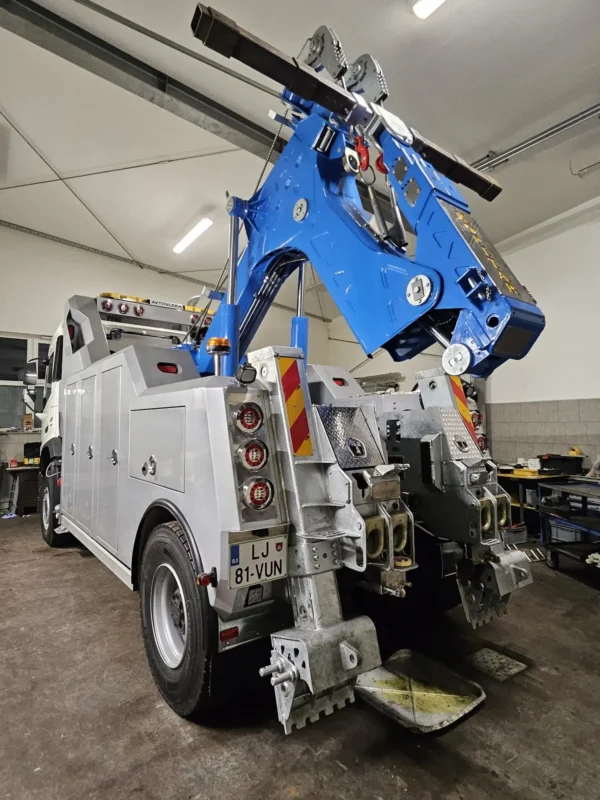 Integrated INT-30 towing underlift and boom assembly ready