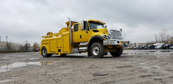 Metro RTR-16 rotator heavy wrecker in muddy jobsite ready for recovery operation
