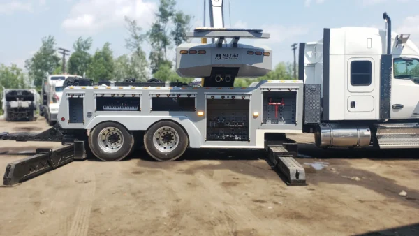 Metro Tow Trucks RTR-35 rotator heavy wrecker deploying stabilizers during roadside recovery