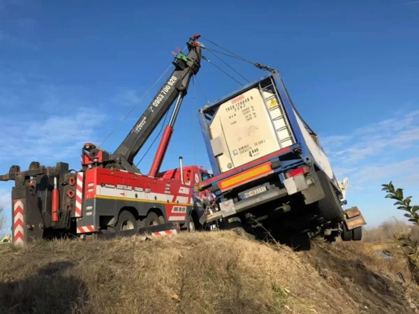 Metro RTR-70 heavy rotator recovering overturned semi-truck trailer from roadside