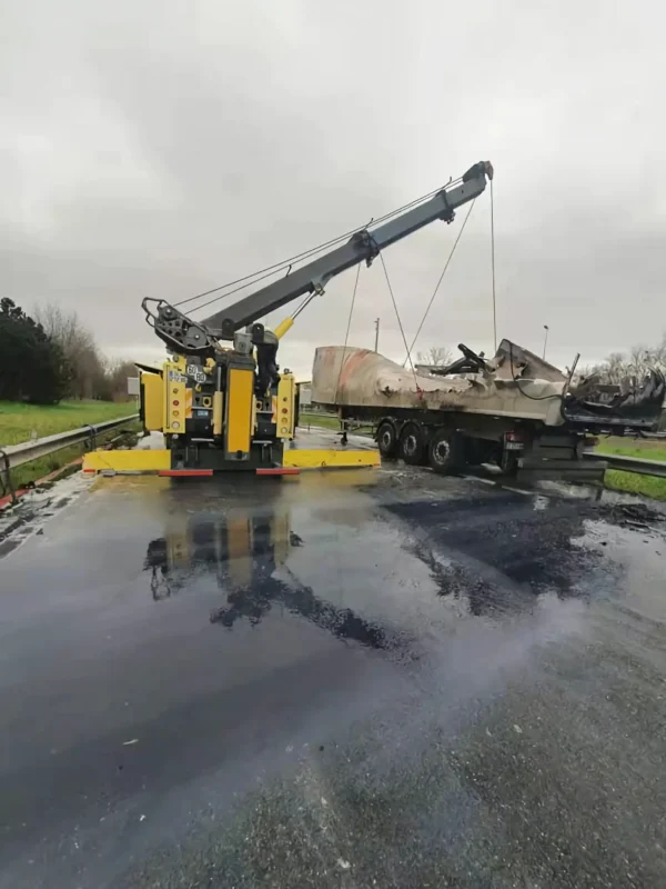 Metro RTR-70 boom rotator uprighting crashed trailer during emergency recovery