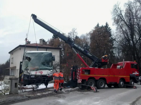 Metro RTR-70 70-ton rotator lifting a damaged vehicle near residential property