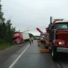 Metro RTR-70 rotator stabilizing and recovering a jackknifed semi-truck on highway shoulder