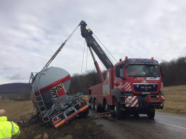 Metro RTR-70 heavy rotator upright recovery of overturned tanker truck on roadside slope