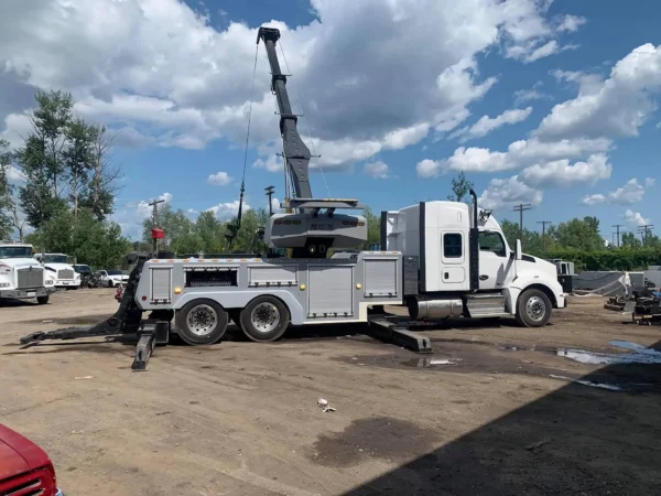 Metro Heavy Recovery 35 wrecker performing dual-line lift on industrial equipment