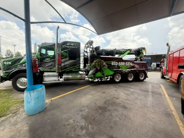 Metro Tow Trucks IND-60 independent wrecker securing heavy truck for roadside recovery