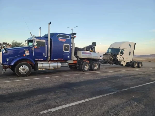 MDTU-20 detachable tow truck transporting highway tractor using extended underlift system