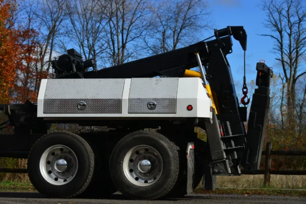Close-up of MDTU-20 detachable wrecker body and boom on a tandem-axle chassis, on-road setup