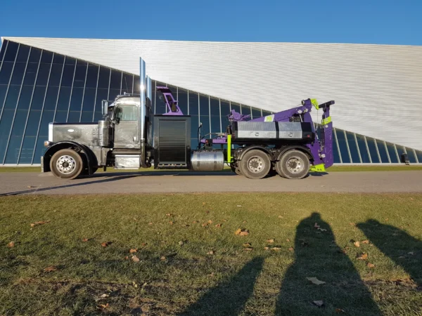 Metro MDTU-20 detachable towing system mounted on truck chassis, side profile on grassy slope