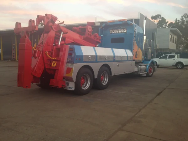 Rear view of MDTU-35 detachable wrecker with red boom and underlift in transport position