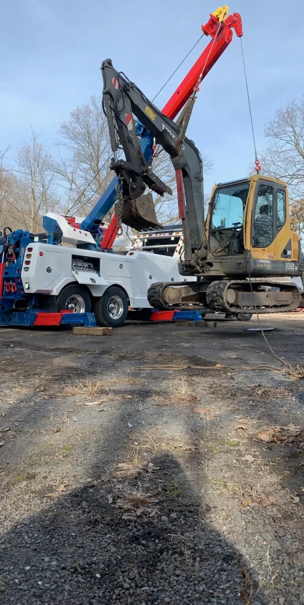 Heavy-duty RTR-25 rotator wrecker using boom to lift construction vehicle